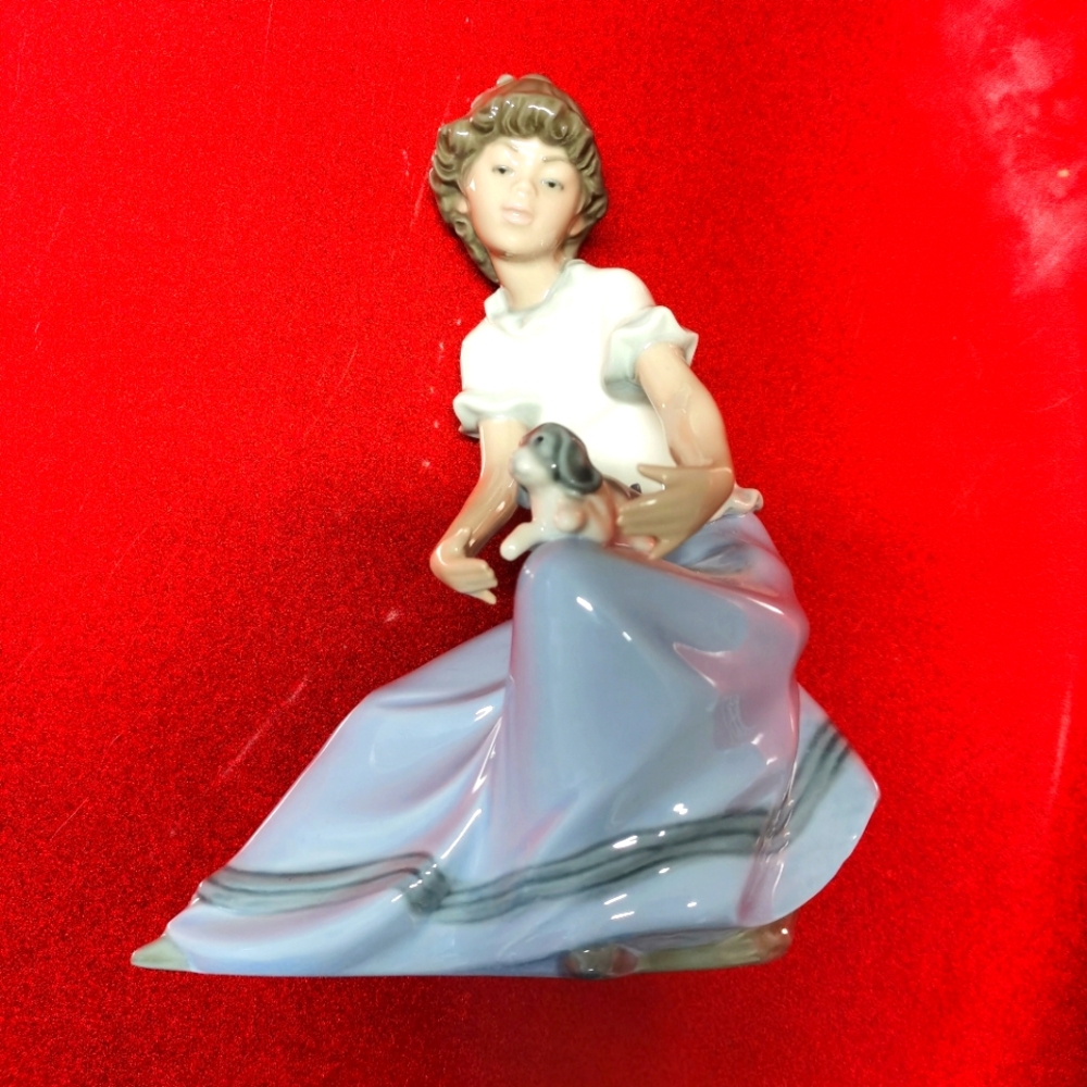 Nao Lladro Playmates 1011 Girl with Puppy Figurine